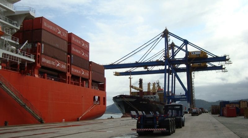 cccmg - exportacao 01 - navio e conteineres - foto luiz valeriano (800 x 600)