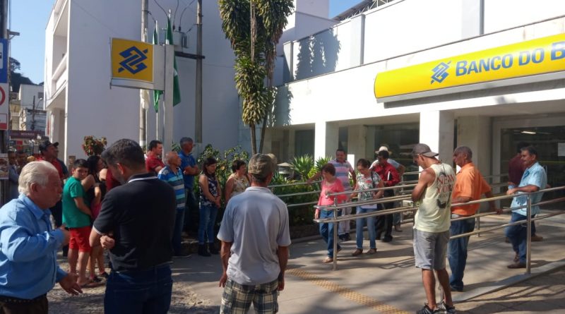 Produtores de café protestam em frente ao Banco Brasil em Manhumirim (MG)