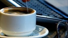 Consumo de café está associado a um menor risco de desenvolver demência e AVC, diz estudo