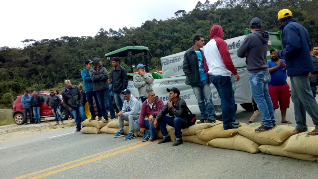Produtores de café protestam na BR 262 no Espírito Santo 02