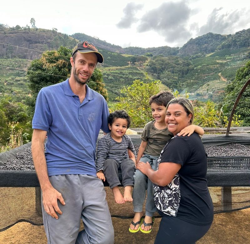 Família trabalha unida na comunidade de Conceição em Carangola